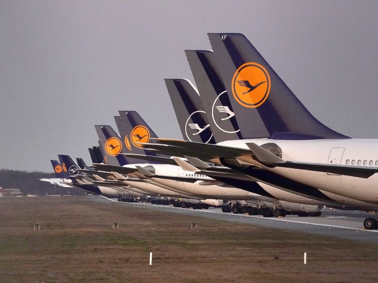 Havacılık sektörü koronadan çok ağır etkilendi: Frankfurt’ta park halindeki Lufthansa uçakları.