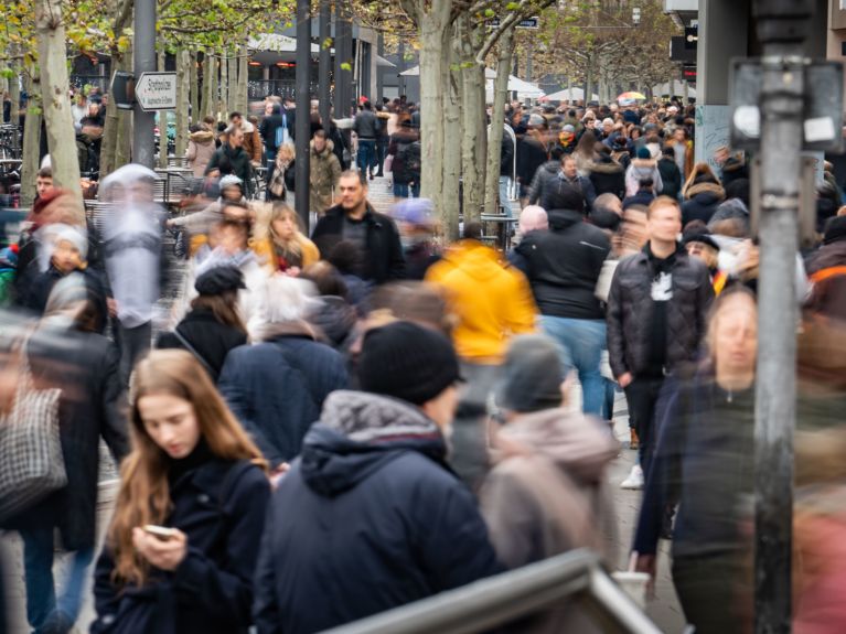 The Zeil, a few weeks earlier, just after Christmas: thousands of people are out shopping. The Zeil, a few weeks earlier, just after Christmas: thousands of people are out shopping.