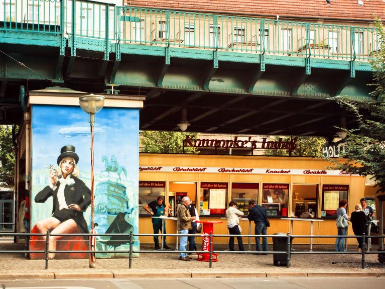 Marlene Dietrich saluda desde un muro en Berlín.