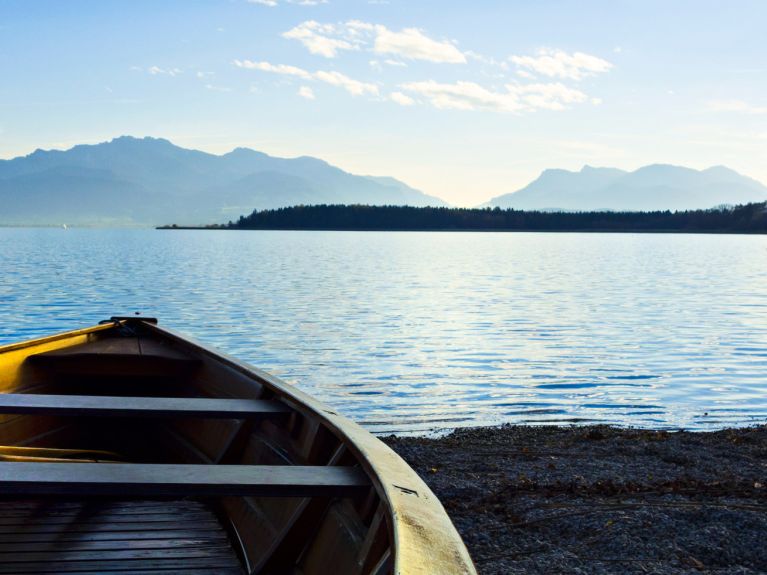 O lago Chiemsee na região pré-alpina 