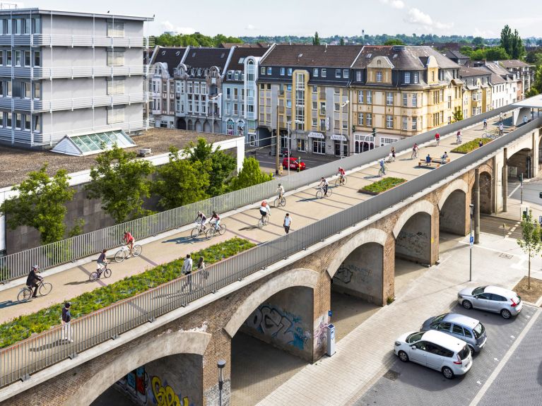 La voie cyclable rapide du bassin de la Ruhr conduit à Mühlheim par le viaduc