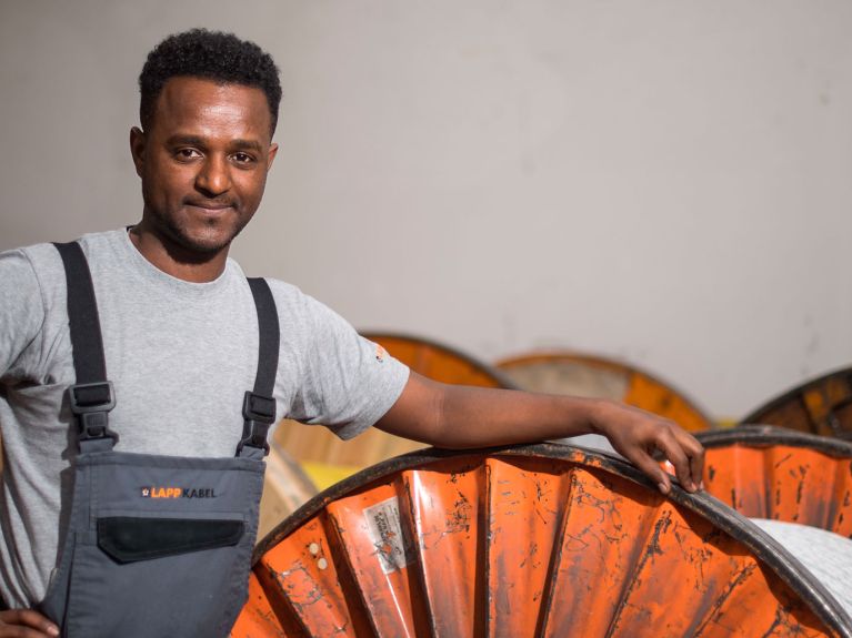 Тедрос Гебру из Эритреи на своём месте производственного обучения в Штутгарте.