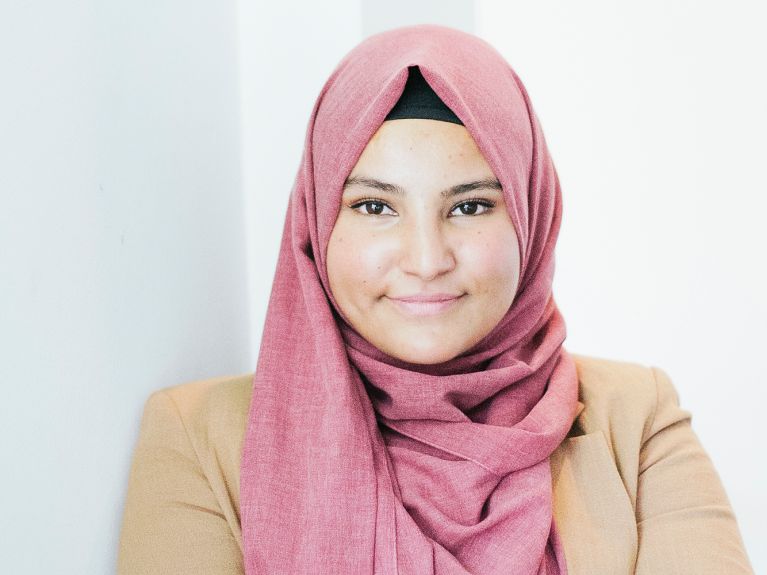 دلال مهرة تعمل من أجل مواجهة الصورة النمطية المسبقة عن المرأة المسلمة. دلال مهرة تعمل من أجل مواجهة الصورة النمطية المسبقة عن المرأة المسلمة.
