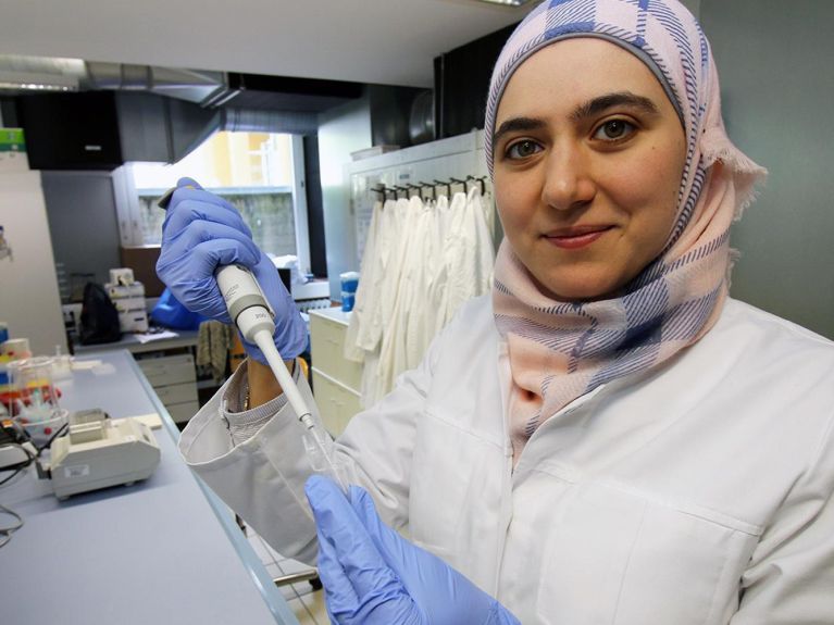 Marwa Malhis im Bioanalytik-Labor der Hochschule Coburg.