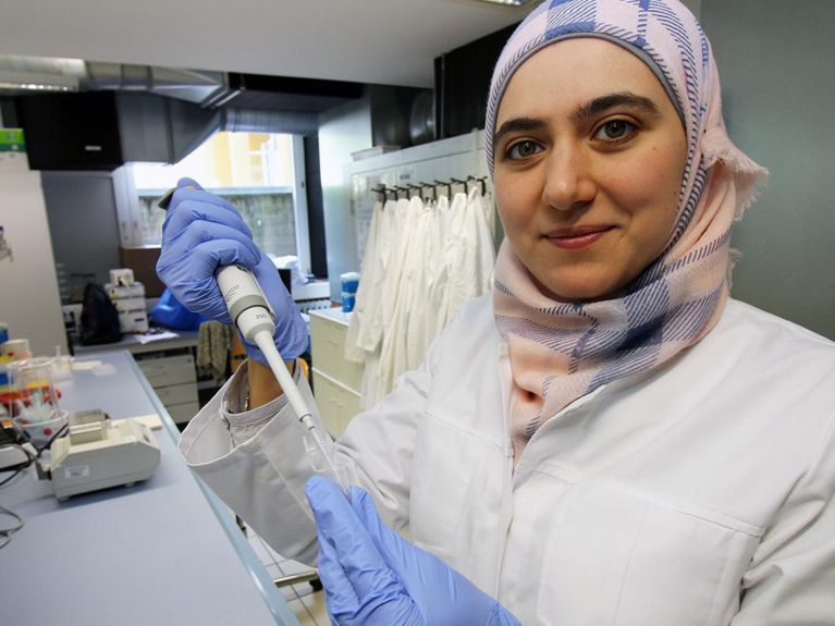 Marwa Malhis im Bioanalytik-Labor der Hochschule Coburg. Marwa Malhis im Bioanalytik-Labor der Hochschule Coburg.