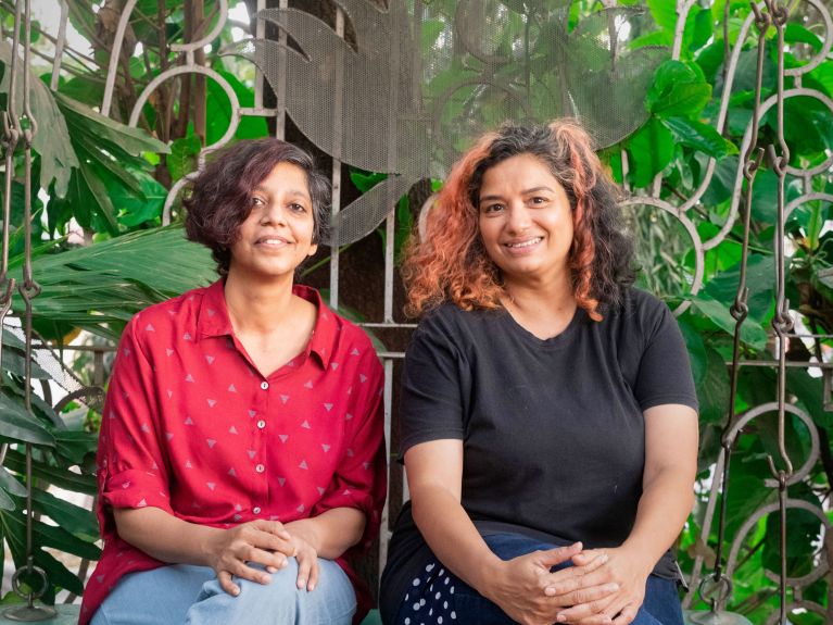 Die Künstlerinnen Nimi Ravindran und Shiva Pathak