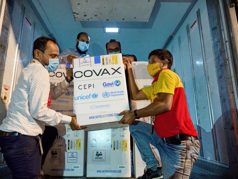 Ankunft von Impfdosen in Bangladesch  