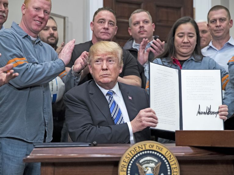 Strafzölle: Ab 1. Mai werden die USA auch bei der Einfuhr von europäischem Stahl und Aluminium höhere Zölle verlangen. Strafzölle: Ab 1. Mai werden die USA auch bei der Einfuhr von europäischem Stahl und Aluminium höhere Zölle verlangen.