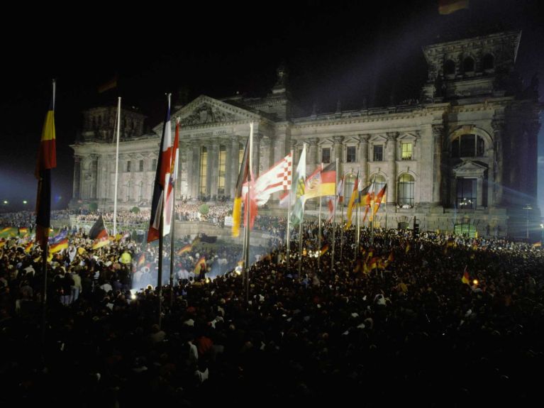 Aufgrund ideologischer Unterschiede der Siegermächte wurde das Land später in Ostdeutschland und Westdeutschland aufgeteilt. Ostdeutschland schloss 1952 seine Grenzen nach Westen und errichtete 1961 eine Mauer durch die Stadt Berlin.