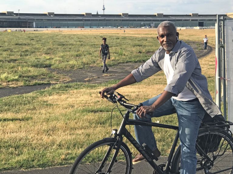 Nigerias Botschafter Yusuf Tuggar bei einer Radtour durch Berlin.