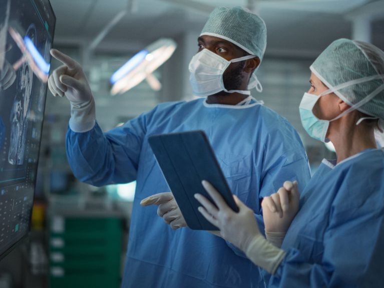 KI-gestützte Auswertung medizinischer Bilddaten während eines Eingriffs. 