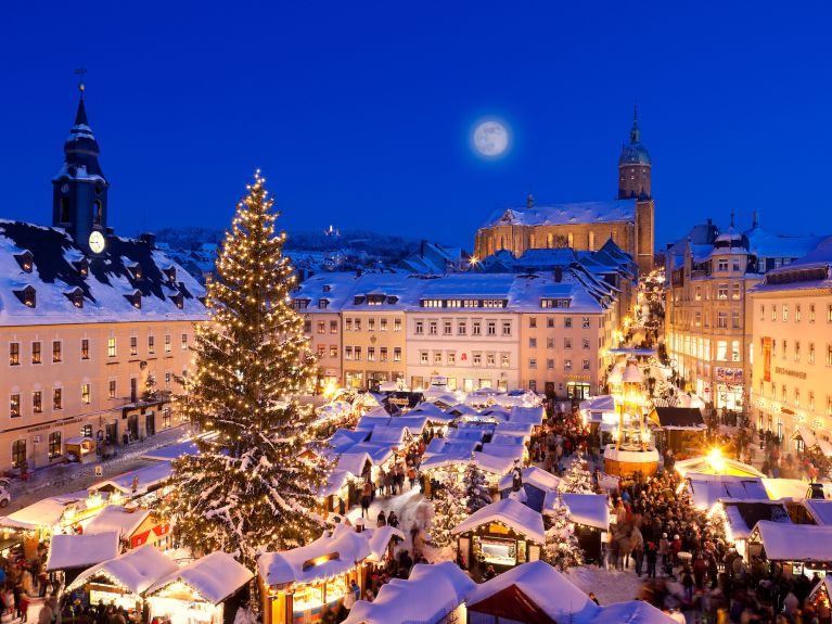 Blick auf einen Weihnachtsmarkt.