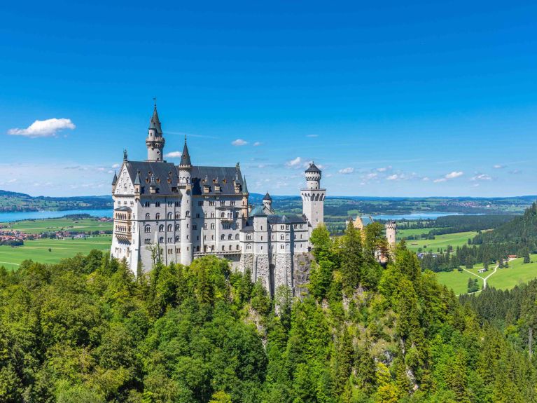 Schloss Neuschwanstein zieht Menschen aus der ganzen Welt an. Schloss Neuschwanstein zieht Menschen aus der ganzen Welt an.