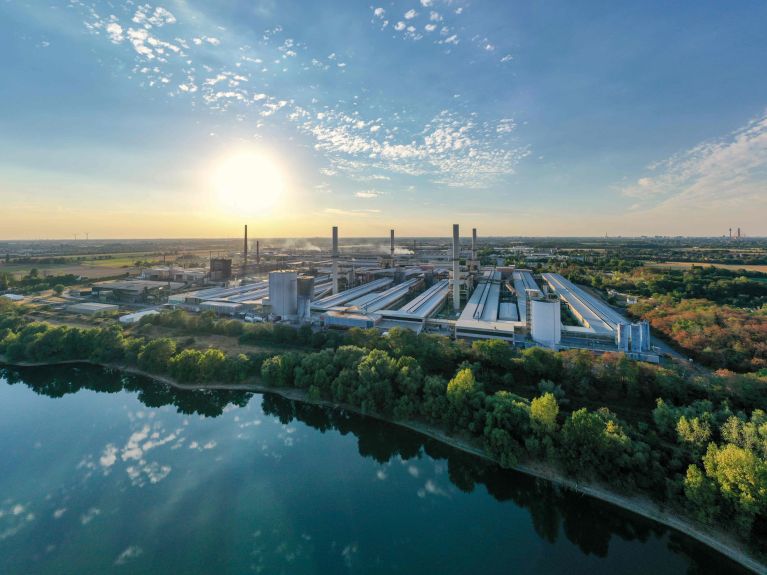 Fabrik im Grünen: Betriebe müssen nachhaltig produzieren.