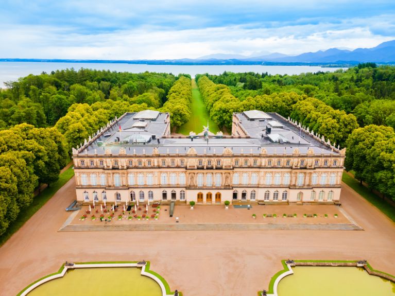 Ein Schloss mit einem Springbrunnen davor