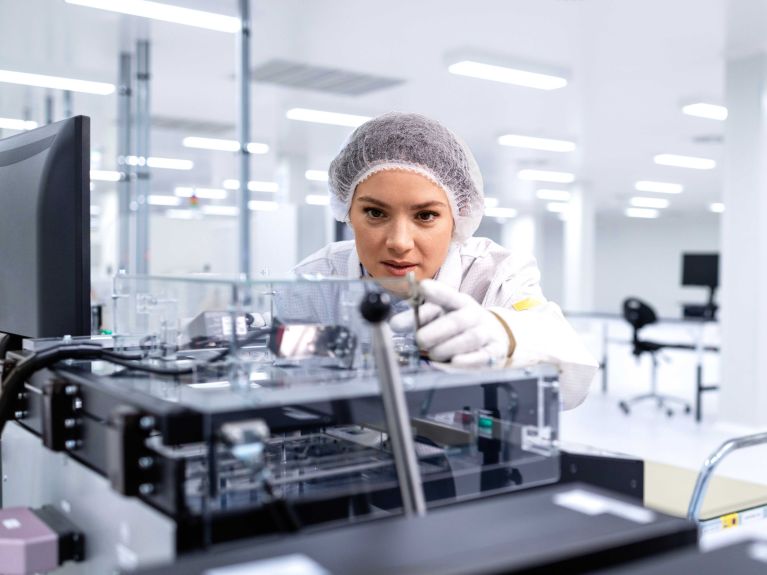 İki BASF çalışanı teknik bir tesisi teftiş ediyor