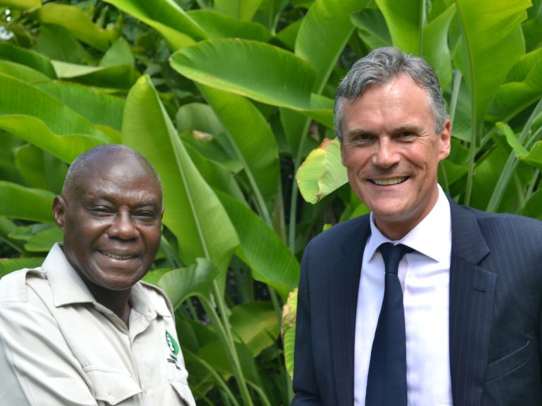 Gerald Bigurube mit Detlef Wächter, dem deutschen Botschafter in Tansania