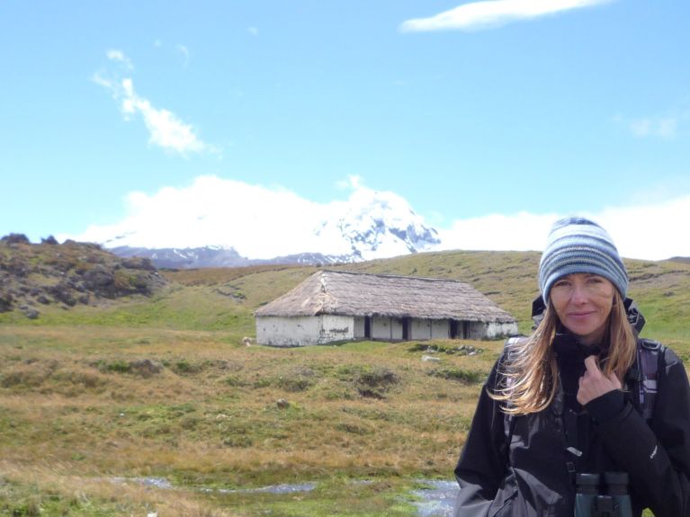 Andrea Wulf seguindo os rastros de Humboldt no vulcão Antisana no Equador 