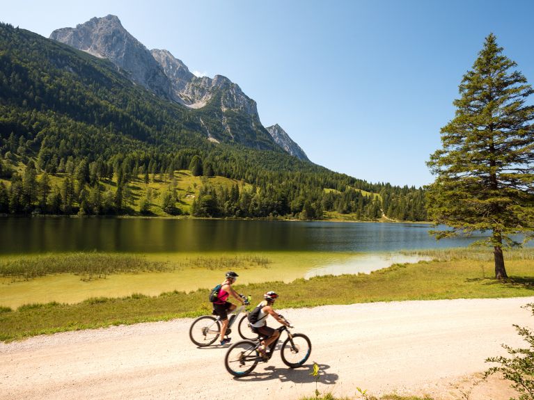 Mittenwald yakınlarında, Alplerin eteğinde bisiklet yolculuğu.