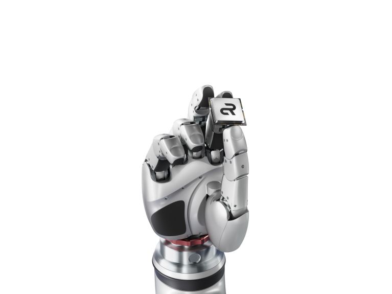 Ręka robota trzymająca niewielki chip. 