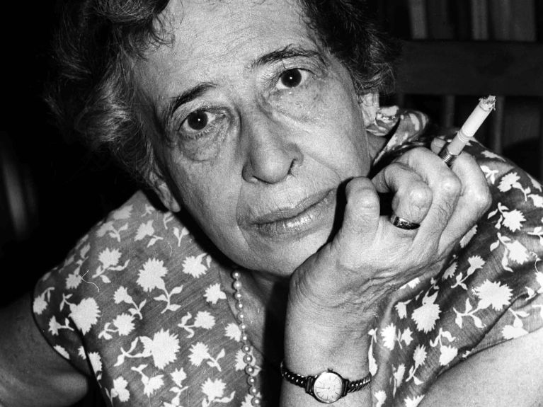 Hannah Arendt – musste 1933 vor den Nazis nach Paris und 1941 nach New York fliehen. Die Philosophin und Politikwissenschaftlerin lehrte an verschiedenen US-Universitäten. Hannah Arendt – musste 1933 vor den Nazis nach Paris und 1941 nach New York fliehen. Die Philosophin und Politikwissenschaftlerin lehrte an verschiedenen US-Universitäten.