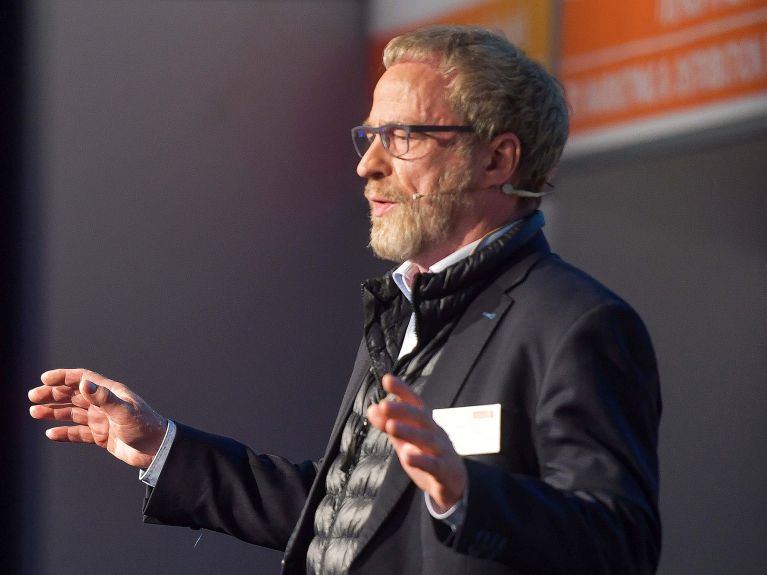Prof. Dr. Hans Uszkoreit lebt und arbeitet jetzt in Peking. Prof. Dr. Hans Uszkoreit lebt und arbeitet jetzt in Peking.