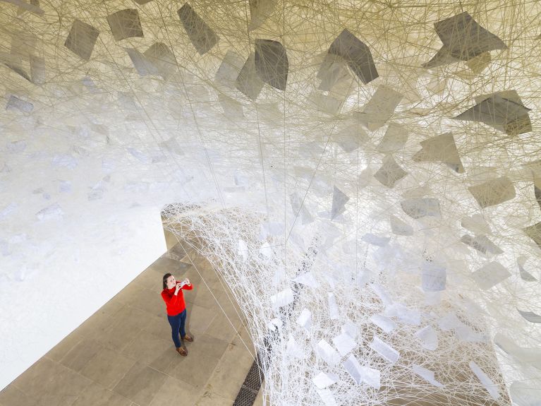 Installation „Beyond Time“ von Chiharu Shiota