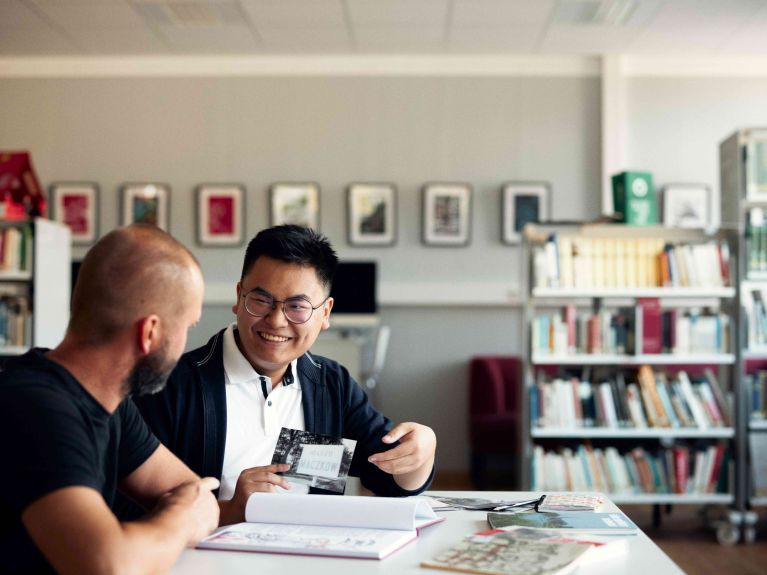 Preisträger David Duong und sein Tutor Robert Rühlmann.