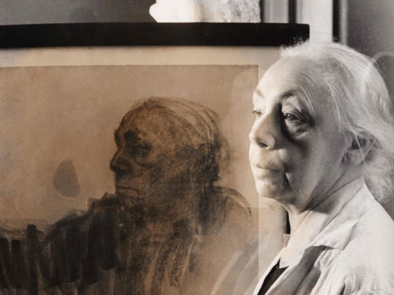 Käthe Kollwitz devant un autoportrait (probablement de 1940)