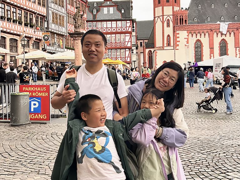 Rong Jin und ihre Familie bei einem Besuch in Frankfurt Rong Jin und ihre Familie bei einem Besuch in Frankfurt