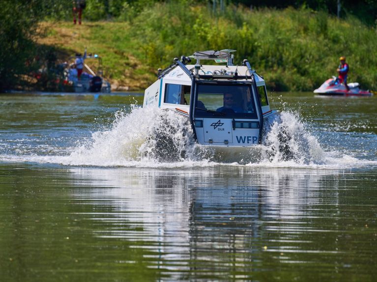 Um veículo off-road na água