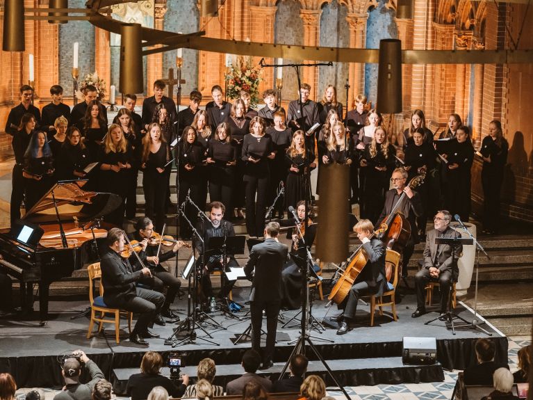 Musiker und ein Chor treten in einer Kirche auf 