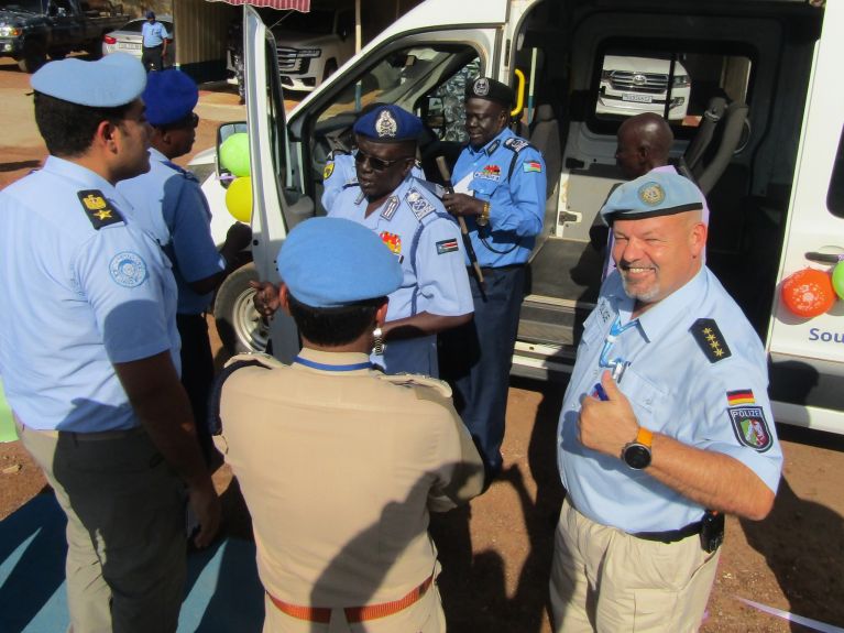 UNMISS Emniyet Müdürü Meinolf Schlotmann (sağda) bir aracın South Sudan National Police Service’e devir teslimi sırasında 