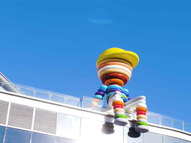 Die Skulptur „YOYO“ auf der Dachkante einer Mall in Zhangjiagang, China Die Skulptur „YOYO“ auf der Dachkante einer Mall in Zhangjiagang, China