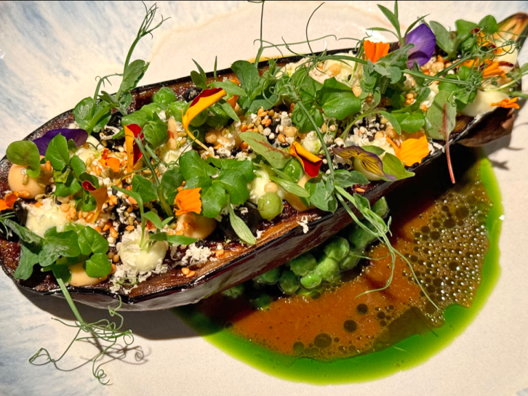 Eine gefüllte Aubergine.