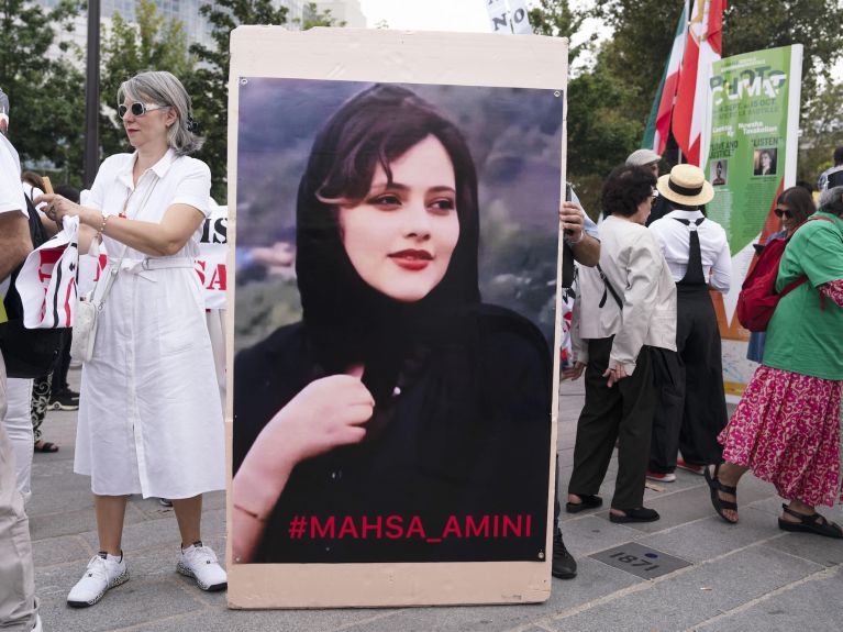Protest in Paris zum Gedenken an Jina Mahsa Amini, deren Tod 2022 weltweite Demonstrationen auslöste.