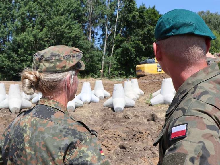 Deutsche Soldatinnen und Soldaten helfen beim Ausbau der polnischen Grenzbefestigungen.