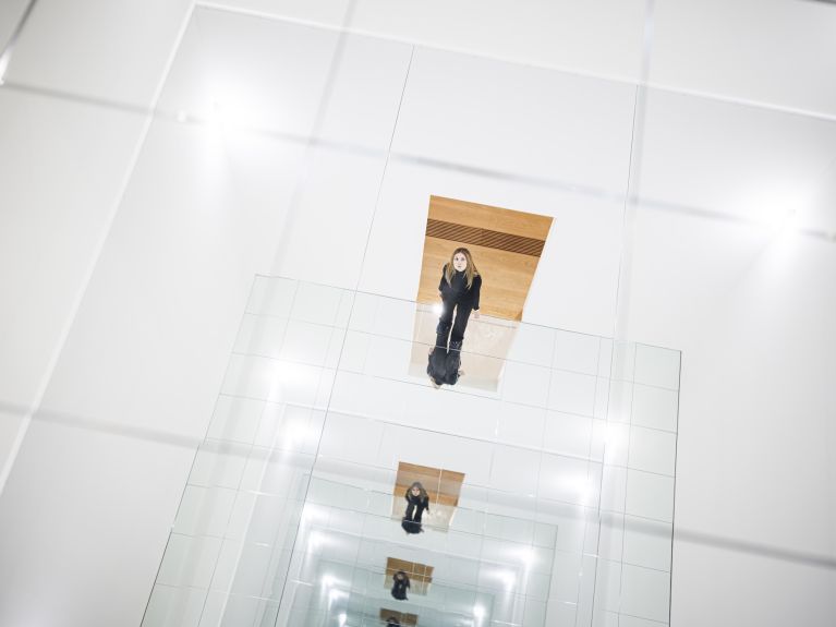 Ein Spiegelraum mit einer Frau