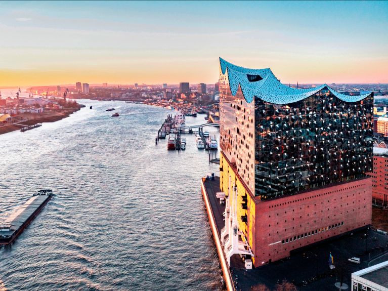Die 2017 eröffnete Elbphilharmonie ist das bekannteste Wahrzeichen der Hamburger HafenCity.