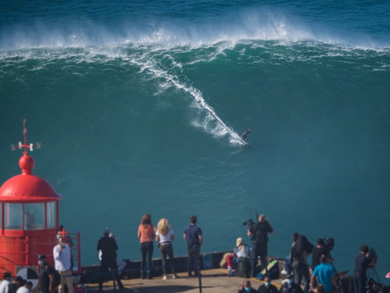 Surfer auf einer sehr großen Welle