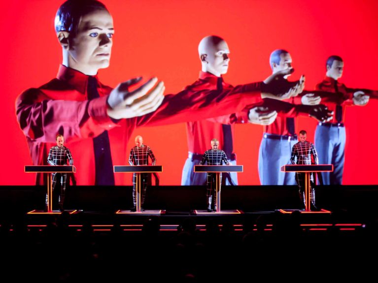 Die deutsche Elektropopband Kraftwerk ist seit 55 Jahren weltweit erfolgreich. Hier bei einem Auftritt 2012 in New York.