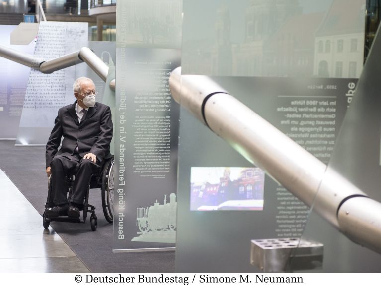 Bundestag President Dr Wolfgang Schäuble visits the “Shared History” exhibition.