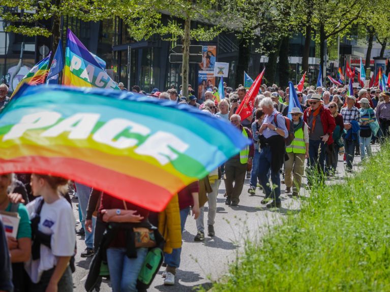 Una multitud en una marcha de Pascua