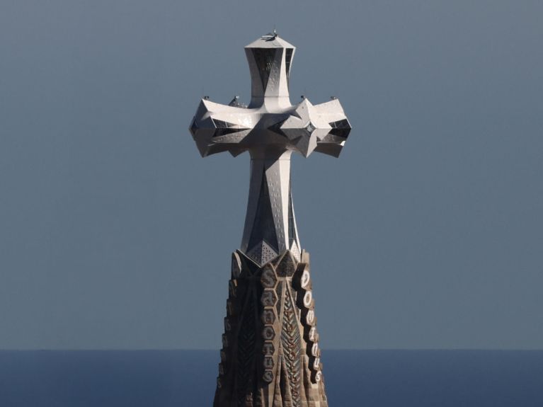Turmspitze mit Kreuz vor  blauem Himmel