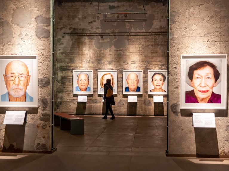 Portrety 75 ocalałych z Holokaustu autorstwa fotografa Martina Schoellera
