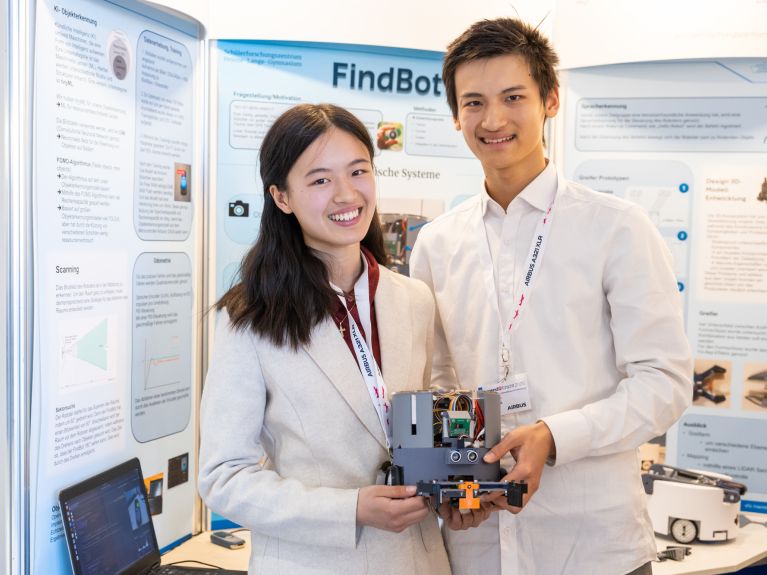 Eva und David Shi mit ihrem „FindBot“ Eva und David Shi mit ihrem „FindBot“