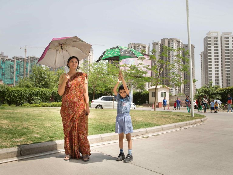 Bewohner einer energieeffizienten Siedlung in Noida, südlich von Delhi.  