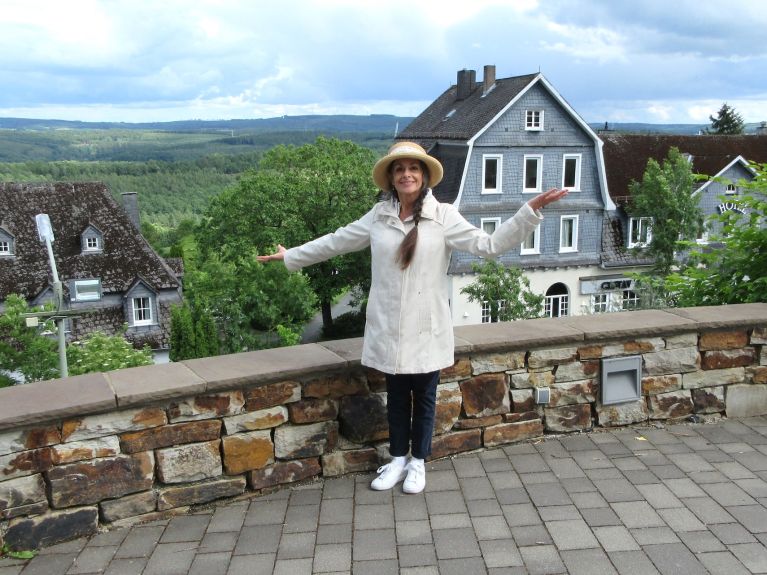 Woman on a terrace in Müsen 