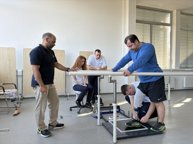 Teilnehmer eines Kurses zu Unterschenkelprothesen