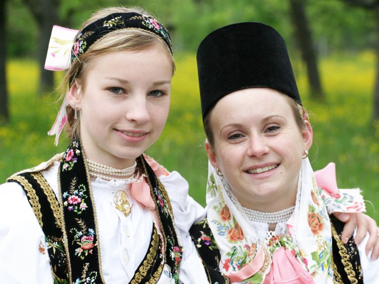 Jóvenes vestidas con el traje tradicional de las mujeres sajonas de Transilvania.